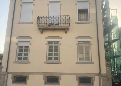 RESTAURO DE TERRAÇO E APLICAÇÃO DE CAPOTO EM CASA RÚSTICA